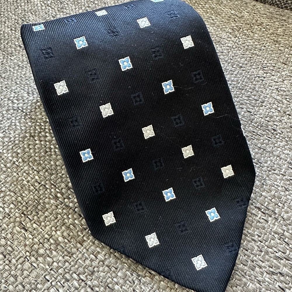 Roundtree & Yorke Black Geometric Medallion Silk Men's Tie Classic